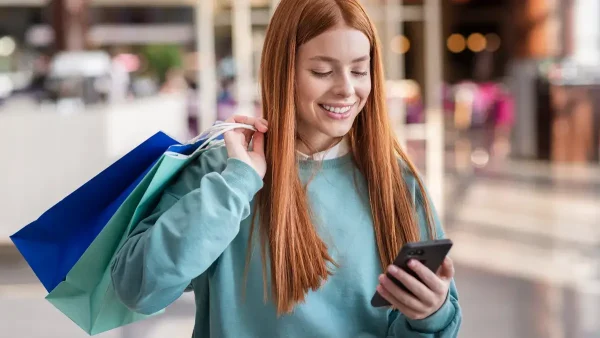 Chica haciendo una compra con el celular