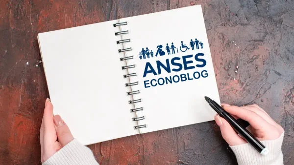 Manos con cuaderno de Anses