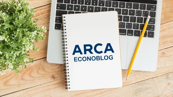 Cuaderno de ARCA junto a un lápiz
