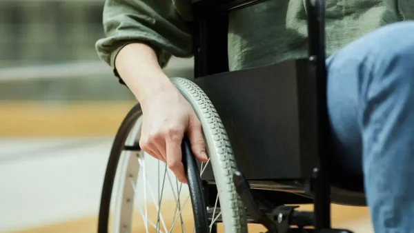 Persona en discapacidad en silla de ruedas