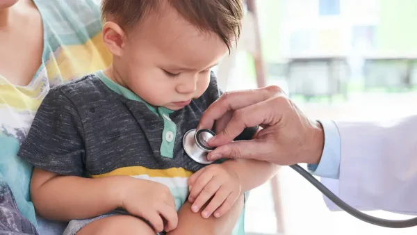 Doctor ateniendo a un niño