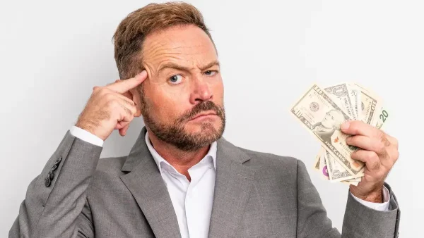 Hombre pensando con sus dólares