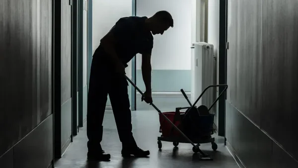 Encargado de edificio trabajando