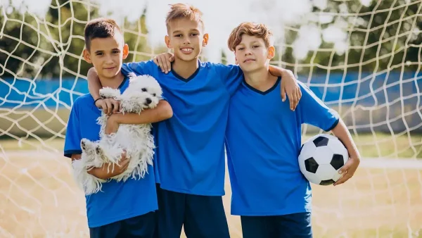 Equipo de fútbol de niños con un perro