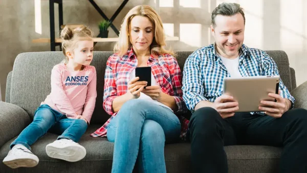 Familia con celular de Anses
