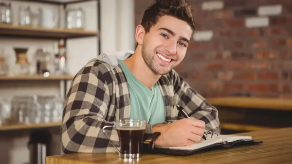 Joven escribiendo en un libro