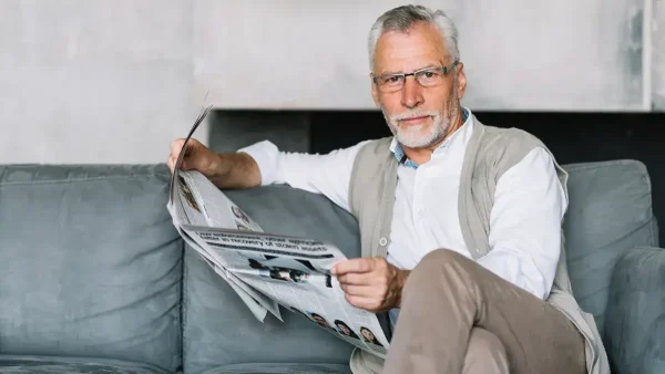 Jubilado leyendo un diario