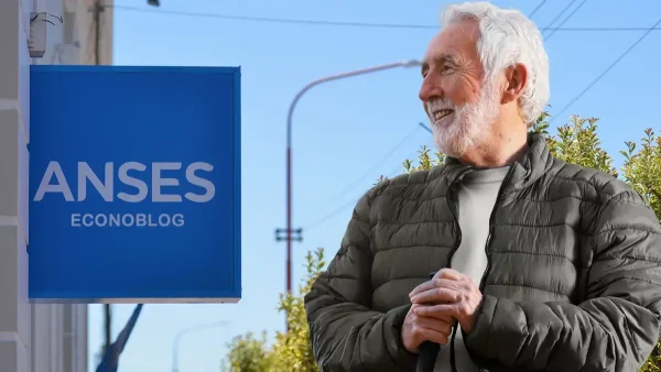 Jubilado mirando a Anses