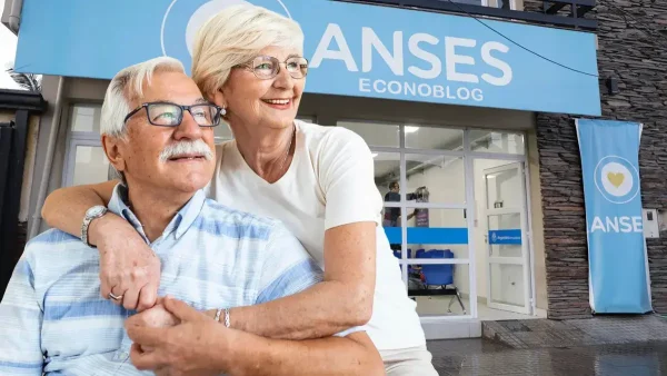 Jubilados riendo en Anses