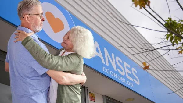 Jubilados bailando frente a Anses