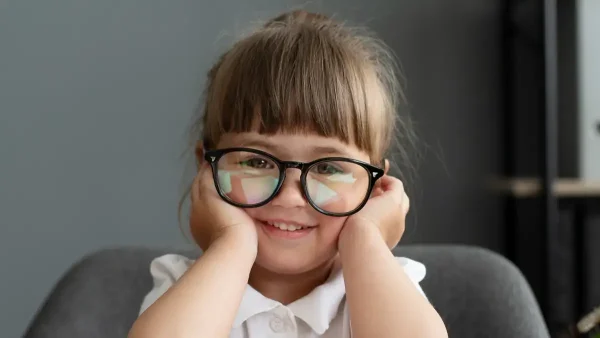 Niña usando lentes