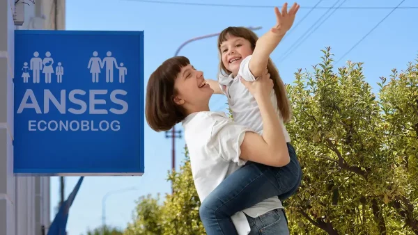 Madre junto a cartel de Anses para AUH y SUAF