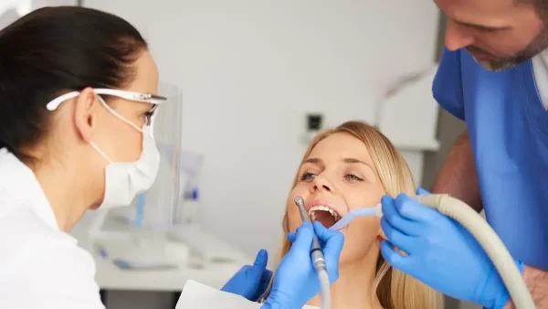 Odontóloga ateniendo