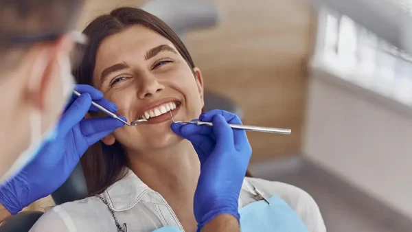 Odontólogo atendiendo