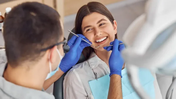 Odontólogo atendiendo