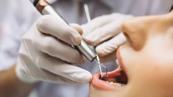 Odontólogo con su paciente