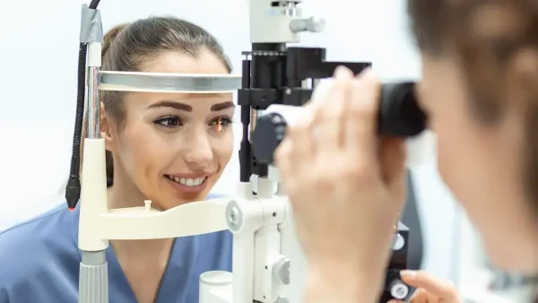 Oftalmóloga atendiendo a paciente