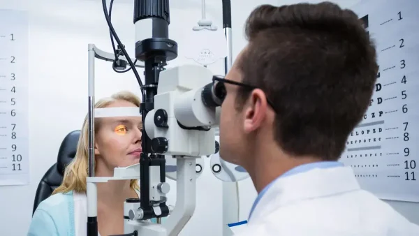 Oftalmólogo con su paciente