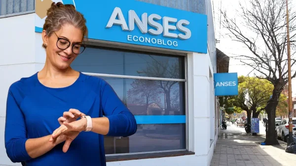 Mujer con reloj en Anses
