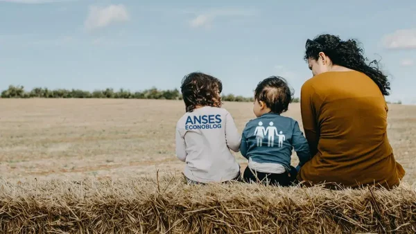Familia rural del SUAF con ropa de Anses