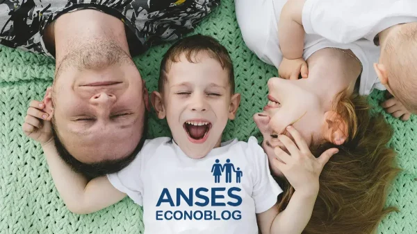 Familia del SUFA con remera de Anses