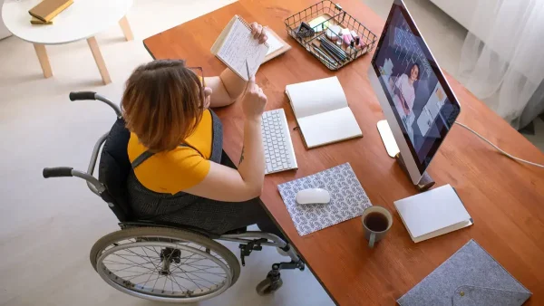 Persona con discapacidad trabajando