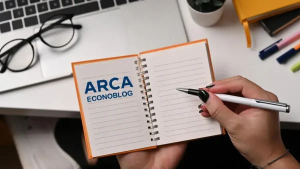 Escribiendo en cuaderno de ARCA