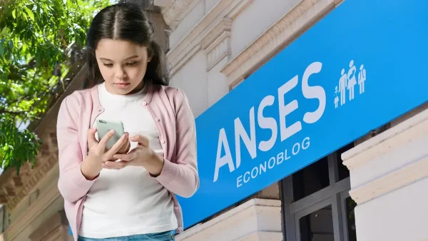 Niña de la AUH con su celular en Anses