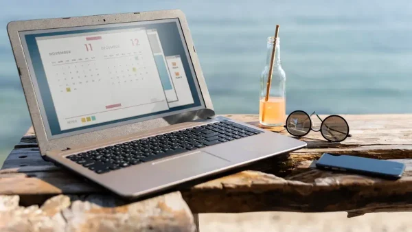 Computadora con calendario en la playa