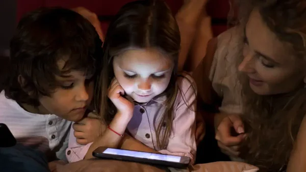 Familia mirando un celular