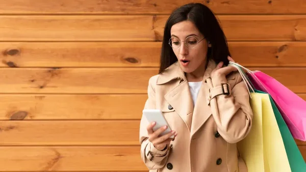 Mujer comprando con su celular