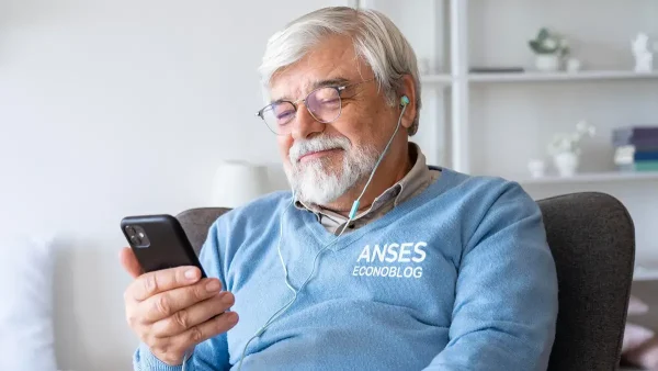 Jubilado de Anses con su celular