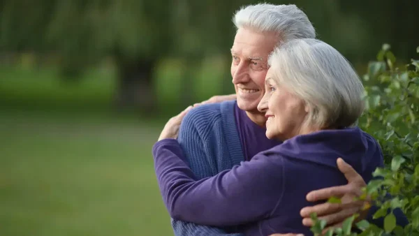 Jubilados felices abrazados