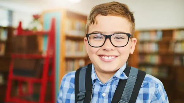 Estudiante con lentes en la escuela