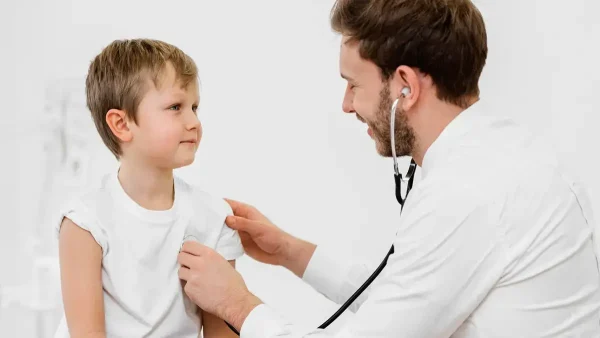 Médico atendiendo a un niño