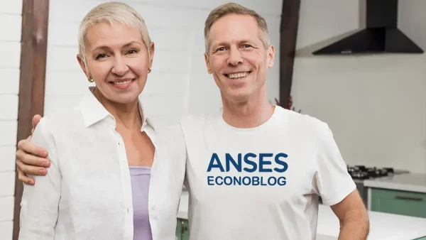 Pareja de 50 a 60 años con remera de Anses