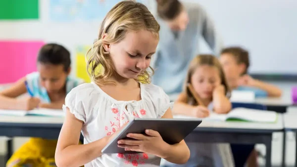 Estudiante con una tablet