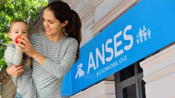 Madre de la AUH en Anses con su bebé