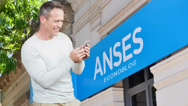 Hombre usando su celular en Anses