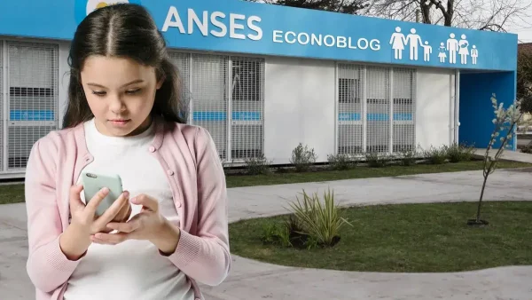 Niña de SUAF y AUH con celular en Anses