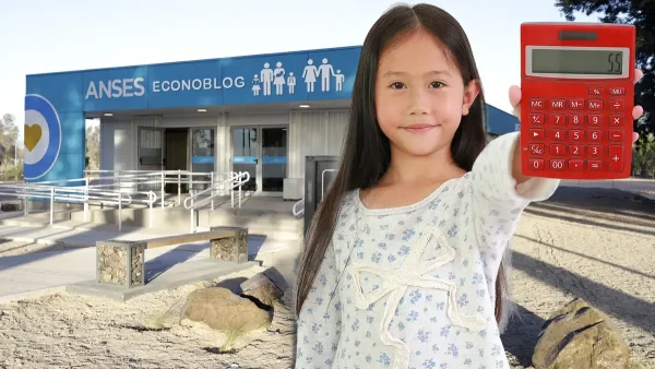 Niña de AUH o SUAF con calculadora en Anses