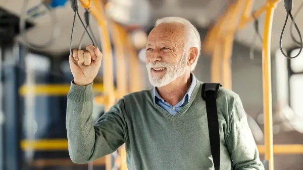 Jubilado en el colectivo