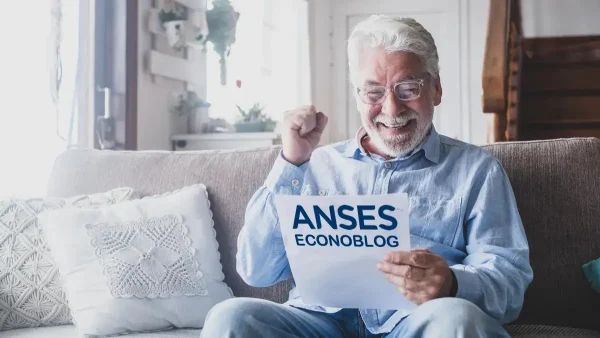 Jubilado con papel de Anses