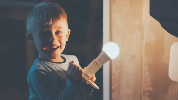 Niño con un foco de luz