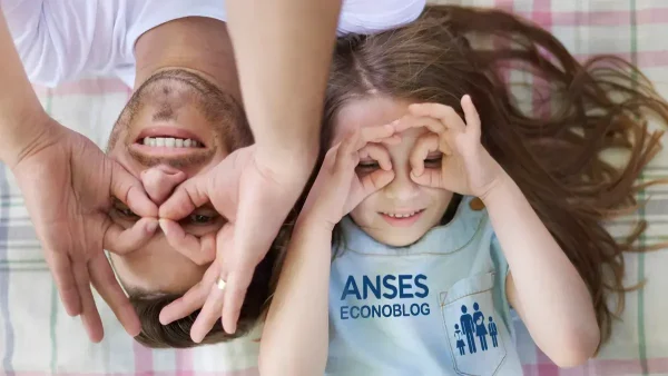Padre de la AUH con remera de Anses