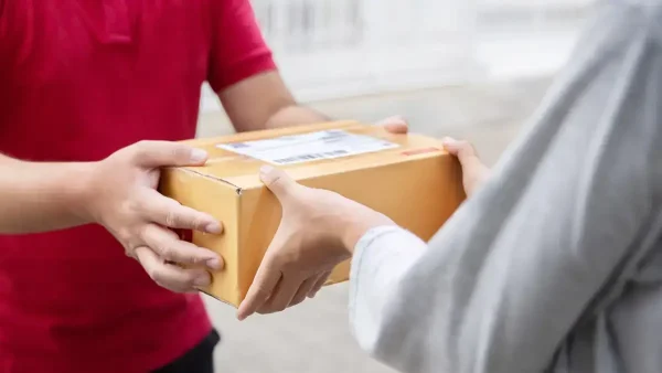 Recibiendo paquete por correo