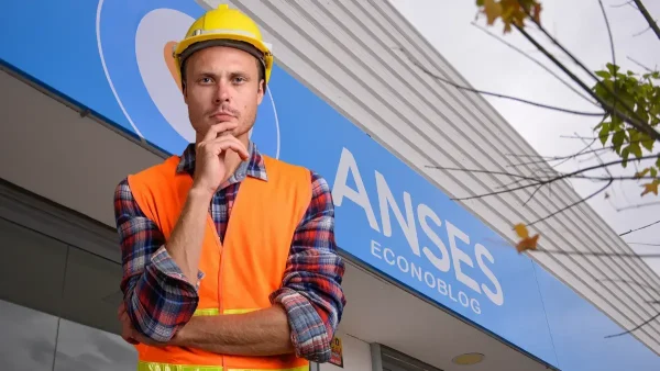 Trabajador con casco pensado en Anses