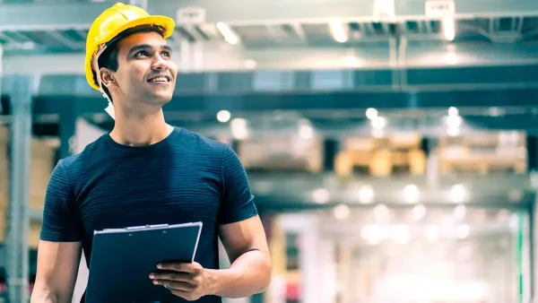 Trabajador con una carpeta