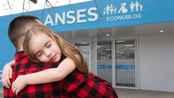 Abrazo de un padre de AUH o SUAF a su hija en Anses