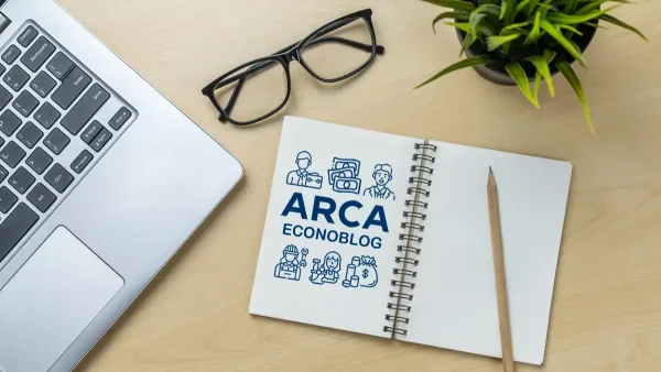 Cuaderno de ARCA en una oficina